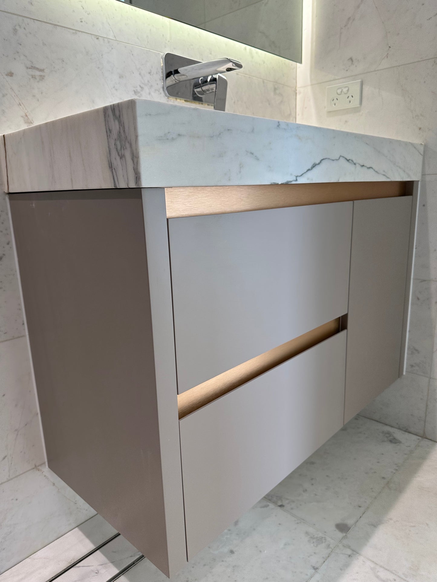 Copper Single Vanity With Slope Benchtop